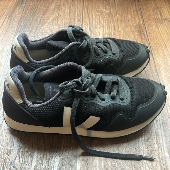 Veja Trainers. Used in very good condition.size EU 38. US 7. - Picture 2 of 9